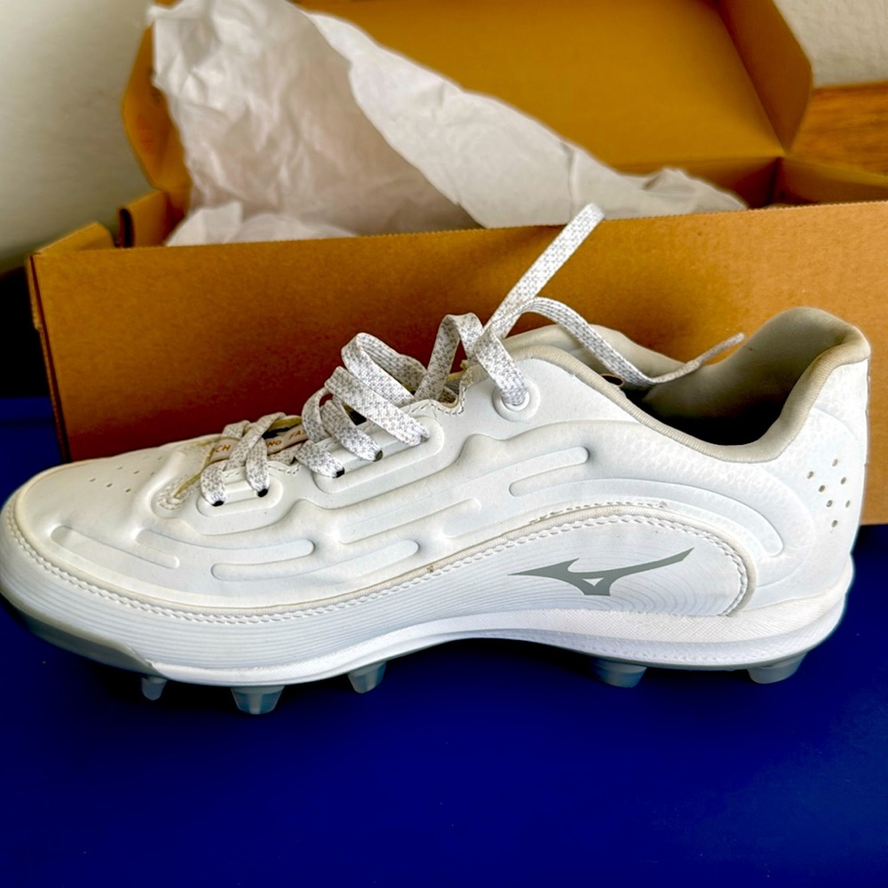 Women’s Mizuno softball cleats